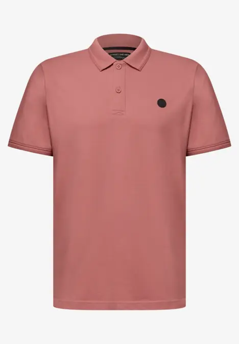 Roze herenpoloshirt met korte mouwen, knoopsluiting en klein zwart logo op de borst.