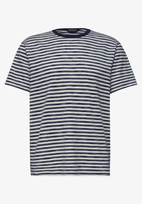 Wit T-shirt met marineblauwe horizontale strepen en ronde hals.