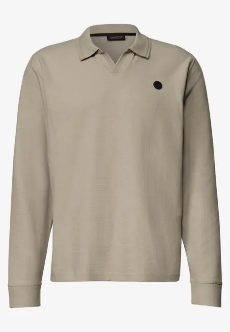 Beige polo met lange mouwen, V-hals en klein rond logo op de borst.