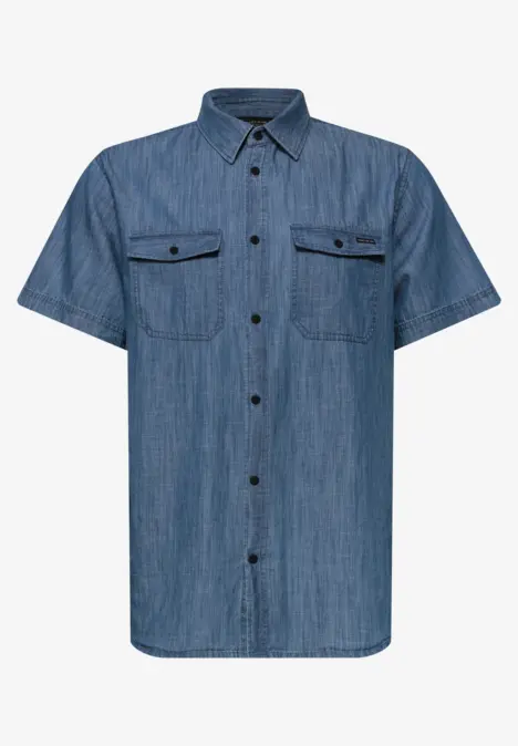 Korte mouw denim overhemd met knoopsluiting en twee borstzakken.