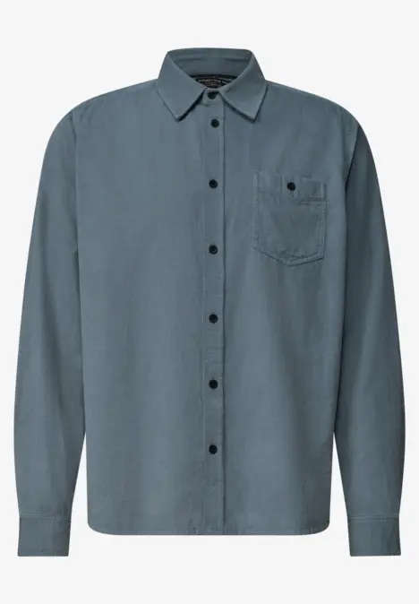 Grijsblauw denim herenoverhemd met lange mouwen, knoopsluiting en borstzak.