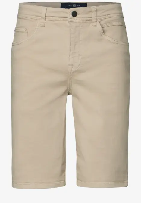 Beige Herrenshorts aus Baumwolle mit fünf Taschen.