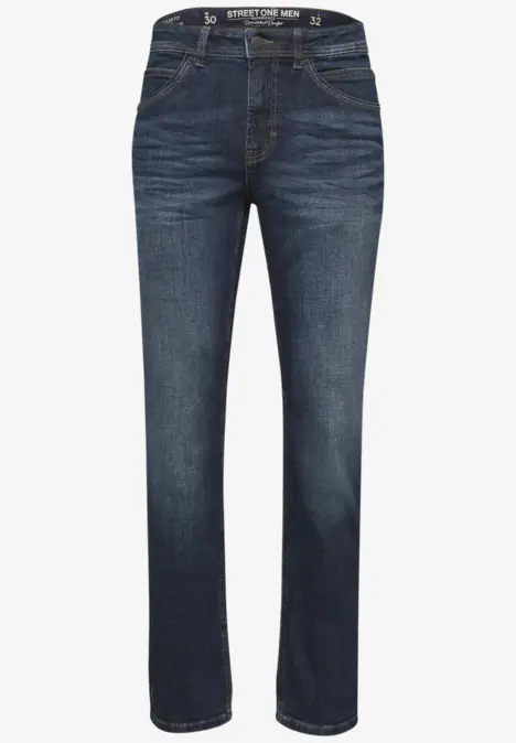 Blaue Herrenjeans im klassischen Schnitt.