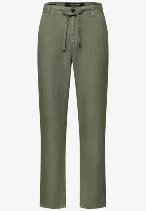 Groene linnen broek met hoge taille, strikceintuur en rechte pijpen.