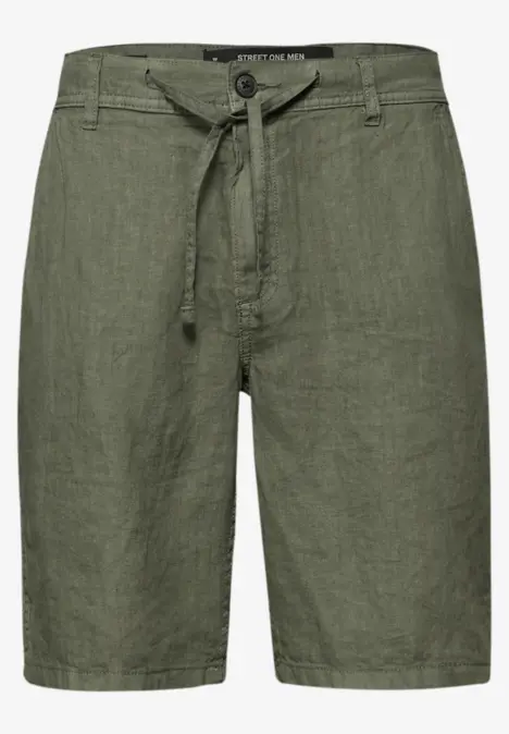 Olivegrüne Leinen-Shorts mit Bindegürtel, lässig und leicht.