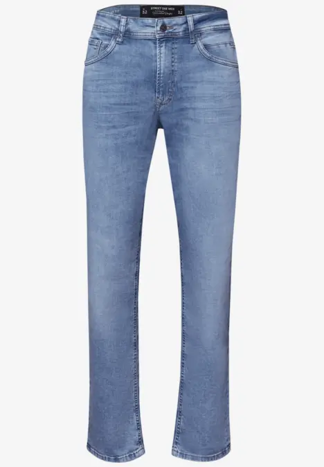 Een blauwe jeans met rechte pijpen, klassieke vijfzakkenstijl en riemlussen.