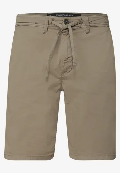 Khakikleurige, knielange bermudashorts met tunnelkoord in de taille en zijzakken.
