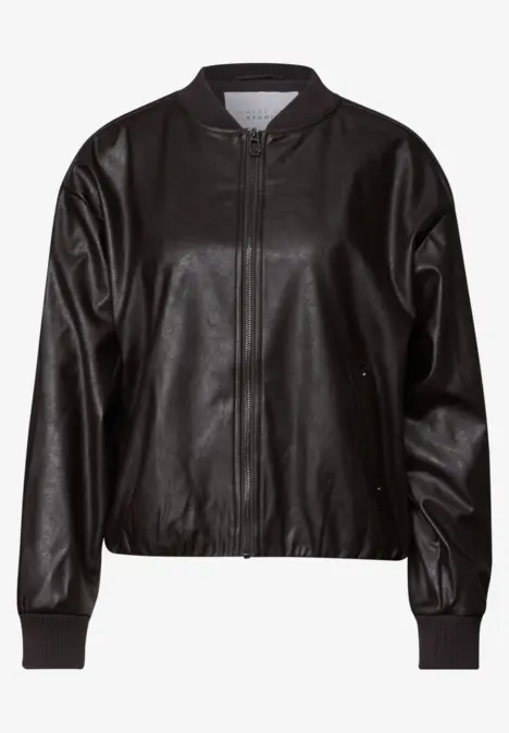 Blouson bomber noir imitation cuir avec fermeture éclair et poignets élastiques.