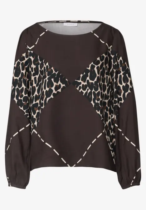 Top femme marron foncé à motif léopard, coupe ample, manches longues élastiquées avec finitions blanches.