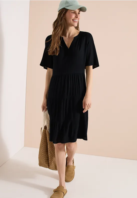 Knielanges Kleid in Crepe-Struktur