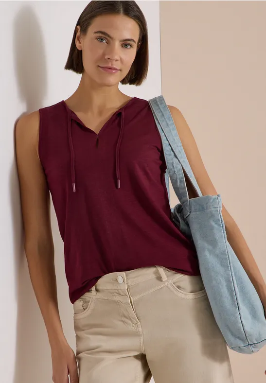 Top met split in de hals en bandjes