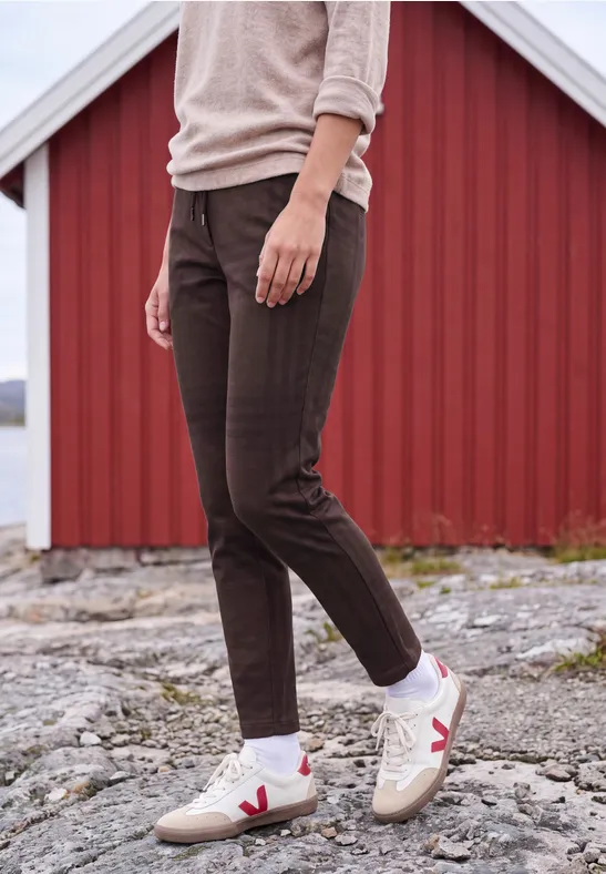 Mid Waist Slim Leg Hose in casual pasvorm