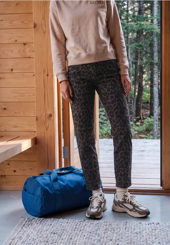 Jeans met High Waist en wijd uitlopende pijpen met luipaardprint