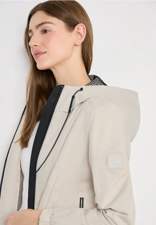 Lichtgewicht crêpe jas voor dames in Beige Lichtgewicht crêpe jas voor dames in Beige